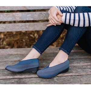 Charleston Shoe Co The Cape Toe Wedge Loafer V-Cut Low Heel Women's Size 8